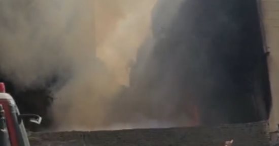 السيطرة على حريق في أرض فضاء بإمبابة.. فيديو