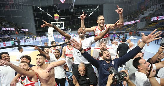 شيكابالا يحتفل مع لاعبى الزمالك بكأس مصر لكرة السلة.. صور