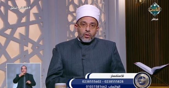 هل يجوز قراءة القرآن من المصحف أو المحمول أثناء صلاة الفرض؟.. أمين الفتوى يجيب