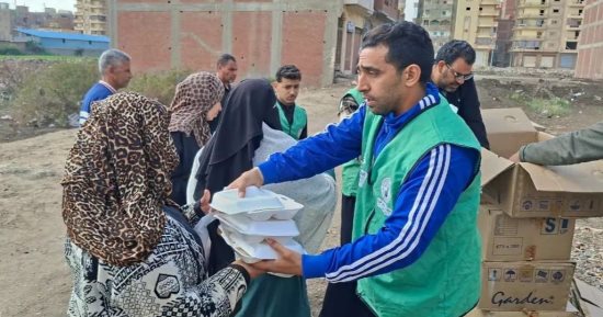مؤسسة نبيل الكاتب عضو التحالف الوطني توزع 3000 وجبة غذائية بالبحيرة