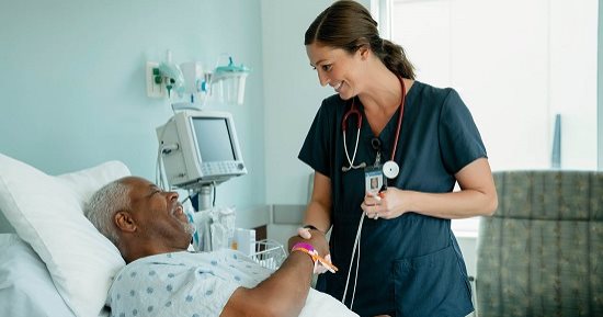 صاحب مطعم يحقق أمنية رجل قبل وفاته بإطعام ممرضات دار الرعاية