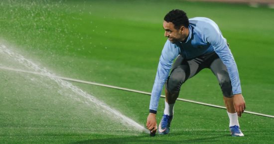 لاعبو بيراميدز يستعينون بالمياه لتخفيف الضغط قبل مواجهة الزمالك.. صور