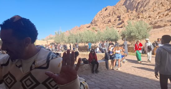 590 سائحا من مختلف الجنسيات يزورون دير سانت كاترين وجبل موسى