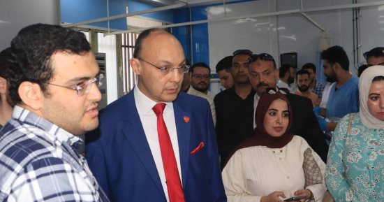 عميد طب المنوفية يتابع الحالة الصحية لطلاب أصيبوا إثر تسرب بطفاية حريق  