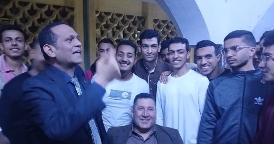 نائب رئيس جامعة الأزهر يشارك الطلاب توزيع وجبة العشاء بالمدينة الجامعية 