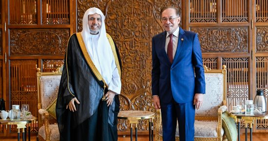 رئيس وزراء ماليزيا يستقبل الأمين العام لرابطة العالم الإسلامى.. صور