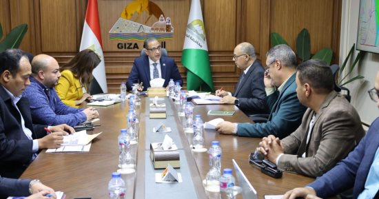 محافظ الجيزة: دعم حى الوراق بشركتى نظافة و60 عاملًا لرفع كفاءة الخدمات