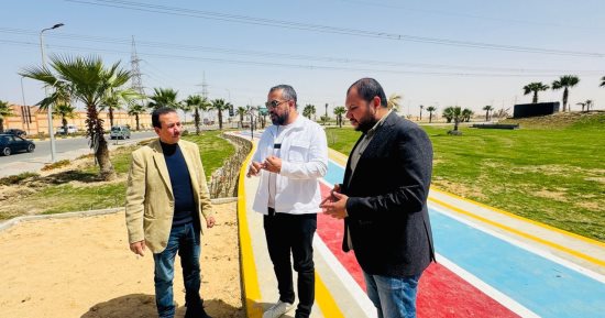 "الحديقة المركزية" بالعبور الجديدة.. متنفس عصرى بالمدن الذكية.. تضم مناطق جلوس مزودة بأنظمة إضاءة حديثة موفرة للطاقة وخامات عالية الجودة.. وبرجولات بتصميمات عصرية لتوفير بيئة جمالية.. وشبكة مسارات مخصصة للمشاة