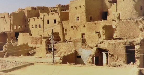 "شالى" أو سيوة القديمة كنز معمارى فريد من الطين والملح.. آثر يحمل عبق التراث الأمازيغى لأهالى الواحة يميزها بيئيا وسياحيا.. والحفاظ على الطابع البيئى باستخدام "الكرشيف" فى بناء المنازل والفنادق والمنتجعات.. صور
