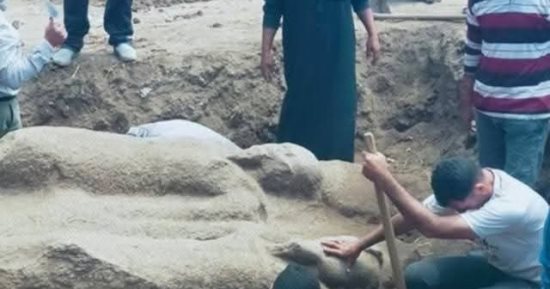 حفروا 2 متر فقط.. تفاصيل العثور على تمثال أثرى فى الشرقية بالصدفة