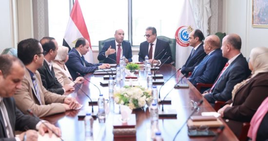 وزيرا الصحة والعمل ورئيس المجلس الصحى المصرى يشهدون توقيع بروتوكول تعاون