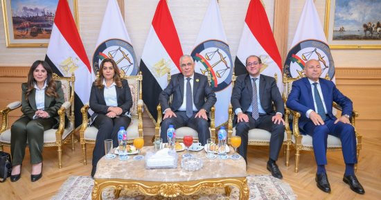 النيابة العامة تُرسخ البعد الاقتصادي لرسالتها القضائية وتُسلم سبائك فضية ووثائق أراضى