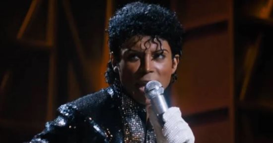 مخرج فيلم Michael يعلق على الجدل حول مايكل جاكسون قبل العرض