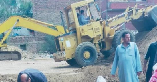 كانوا بيحفروا لبناء نادى.. تفاصيل العثور على تمثال أثرى ضخم فى الشرقية (صور)