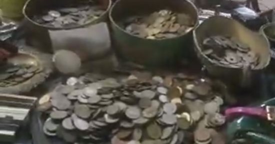 كنز في درجك.. الربع جنيه القديم يُباع بـ15 ألف جنيه بسوق الأنتيكات (فيديو)