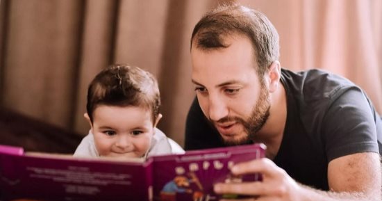 اليوم العالمى للكتاب.. 5 حيل ذكية تخلى طفلك يعشق القراءة