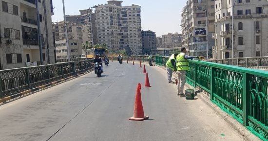 صيانة كوبرى الجيزة وتركيب أسوار حديدية بدلا من المفقودة والمتهالكة.. صور