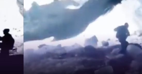 خلال تصويره.. انهيار كهف جليدى بالصين يودى بحياة سائح.. فيديو 
