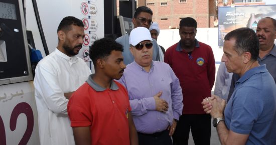 محافظ أسوان يفاجئ محطات الوقود