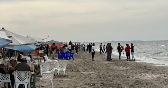 مشاهد ساحرة على شاطئ رأس البر في أجواء صيفية مميزة.. فيديو