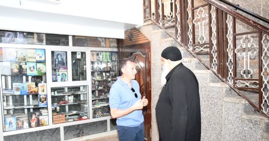 محافظ أسوان يزور كنائس دراو
