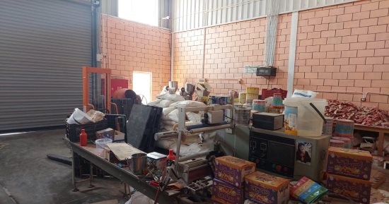 تموين قنا تضبط مصنعًا لحيازته سلعا غذائية منتهية الصلاحية ويتحفظ على 22 ألف عبوة