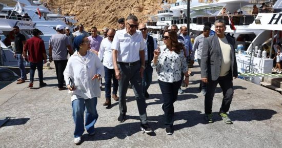 محافظ جنوب سيناء يشارك وزيرة البيئة جولة بحرية بمحمية رأس محمد