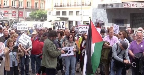 لن نصمت حتى تتوقف القنابل.. مظاهرات فى إسبانيا تطالب بمحاكمة ترامب ونتنياهو