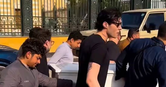 أمير عيد وتامر هاشم وزاب ثروت يحملون نعش والد ليلى فاروق لمثواه الأخير