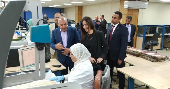 وزيرة الثقافة تتفقد دار الكتب وتطّلع على أحدث أجهزة المسح الضوئى للوثائق