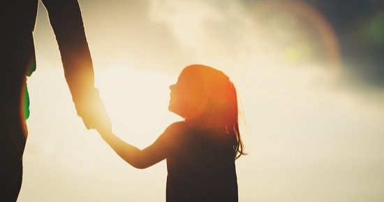 تفاصيل يومية تصنع علاقة قوية بين الأب وابنته وتبنى ثقتها بنفسها