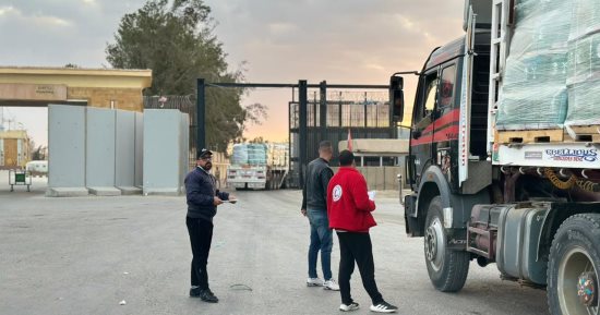 الهلال الأحمر يدفع بحمولة 5,770 طنًا من المساعدات الإنسانية لدعم الأشقاء الفلسطينيين