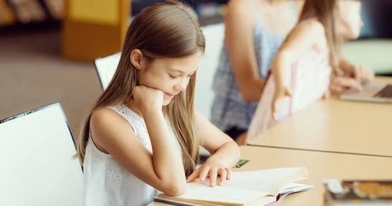 السويد تعيد الكتب المدرسية إلى المدارس بعد تراجع نتائج التعلم الرقمى