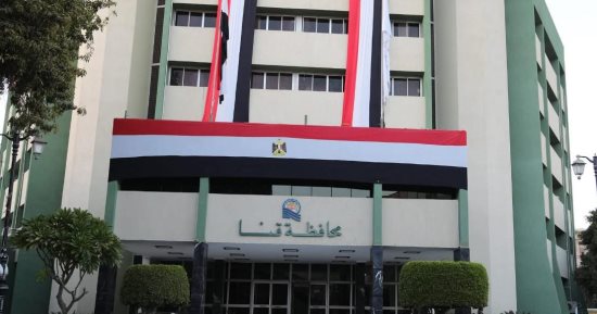 قنا تواصل إجراءات صرف تعويضات أسر الشهداء ومصابى الحروب