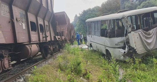 حادث مروع في جيجل.. كيف اصطدم قطار بضائع بحافلة وخلف 23 مصابا؟