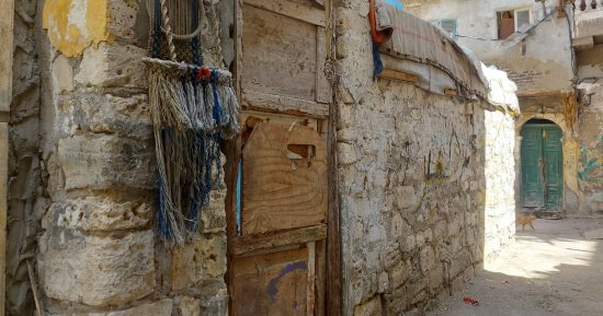 سيد درويش الغائب الحاضر فى شوارع كوم الدكة بالإسكندرية.. احتفالية كبرى بمولد فنان الشعب لإحياء ذكراه بمسقط رأسه.. جرافيتى بطول الشارع وعلى المقاهى والمحلات..فقرات لإلقاء الشعر والغناء لأشهر ألحانه.. فيديو وصور