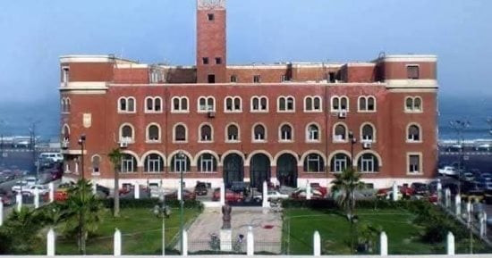 حكاية المبنى الأحمر بالإسكندرية.. أحد أشهر معالم الكورنيش.. كان مستشفى إيطالى صممه المعمارى الإيطالى إليساندرو أوريا.. وتحول لمقر جامعة فاروق الأول ثم مقرا إداريا لجامعة الإسكندرية.. صور