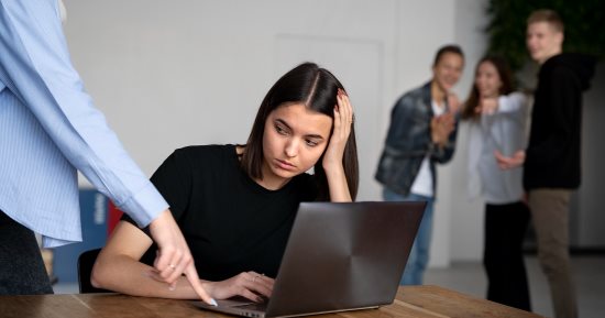 اليوم العالمى للصحة والسلامة فى العمل.. إزاى تحمى نفسك فى الشغل التوكسيك؟