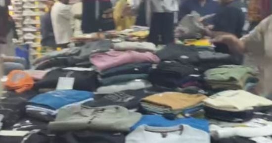 القطعة بـ100جنيه بس.. شوف أرخص ملابس صيف في سوق العتبة (فيديو)