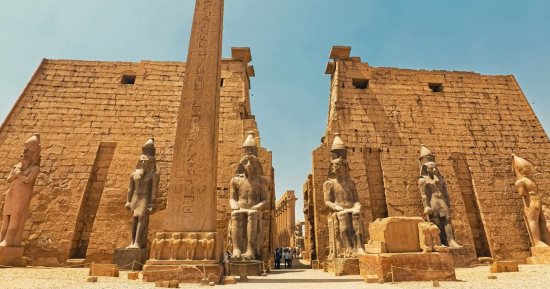 الفراعنة أول من ابتدعوا الهندسة المعمارية.. متحف الأقصر يقدم عبقرية القدماء بعرض أدوات تثبت براعة القياسات.. أوستراكا حجرية عليها تصميم مقبرة الملك رمسيس التاسع وأدوات قياس وميزان لبناء المقابر والمعابد.. صور