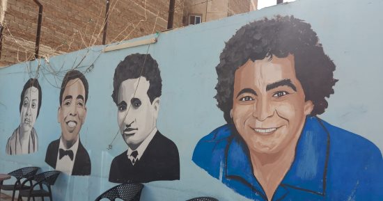 جرافيتى أهل الفن.. لوحات الفنانين تزين شوارع ومقاهى كوم الدكة بالإسكندرية