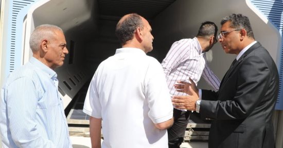 محافظ البحر الأحمر يطلق أولى المكتبات الرقمية العائمة بشواطئ البحر الأحمر