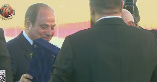اتحاد عمال مصر يهدى الرئيس السيسى درع الاتحاد