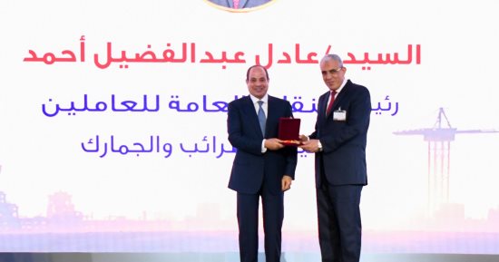 عادل عبد الفضيل يحصد وسام العمل من الطبقة الأولى في عيد العمال 2026 