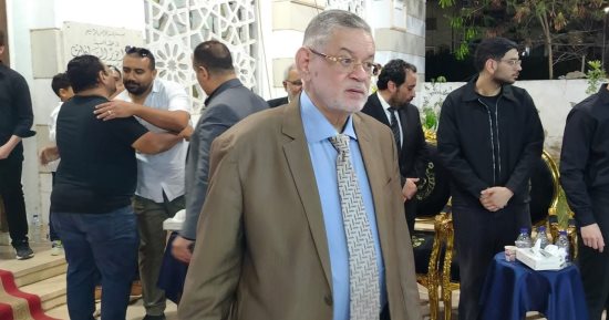 ثروت الخرباوى يتقدم الحضور فى عزاء الراحل مختار نوح بمشهد إنسانى مؤثر