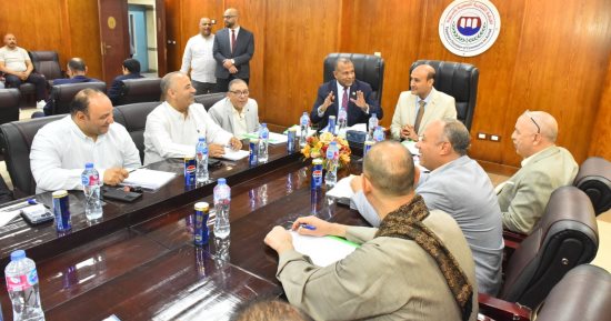 محافظ أسيوط يؤكد أهمية الشراكة مع الغرفة التجارية لجذب الاستثمارات 