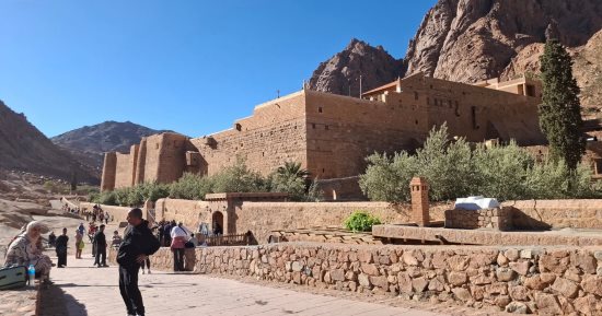 سانت كاترين تستقبل 449 سائحا وزائرا من مختلف الجنسيات لزيارة الدير وجبل موسى