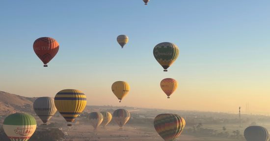 سماء الأقصر تشهد تحليق 1500 سائح من حول العالم على متن 60 رحلة بالون طائر.. صور