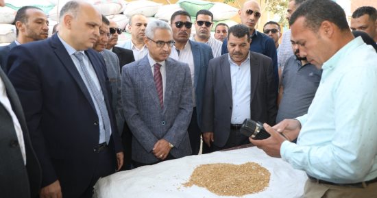 محافظ بنى سويف يتفقد أعمال توريد القمح خلال زيارته لمجمع مطاحن مصر الوسطى