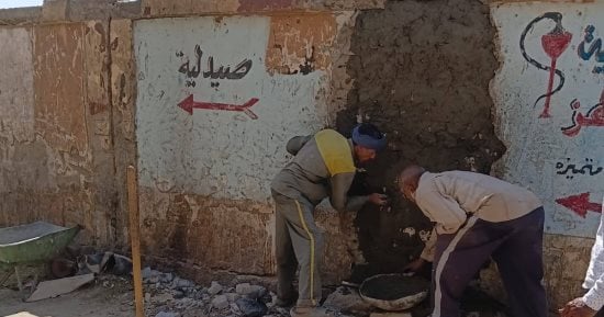 مدينة الأقصر تغلق منفذا غير شرعى لعبور المشاة على السكة الحديد بمنطقة حى وسط.. صور 